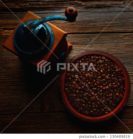 Coffee grinder vintage on wooden old tabl 130489819