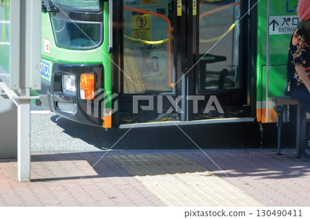 Image of a bus stop 130490411