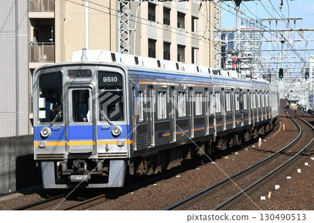 南海電鐵9000系列列車沿南海本線駛往難波方向 130490513