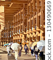 大阪關西世博會2025：一位身著和服的日本女性在巨大的屋頂環下行走 130490669