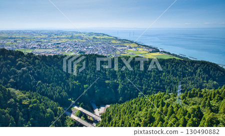 從富山縣朝日町城山眺望,可以隔著富山灣眺望朝日町、下新川海岸以及能登半島 從富山縣朝日町城山眺望,可以隔著富山灣眺望朝日町、下新川海岸以及能登半島 130490882