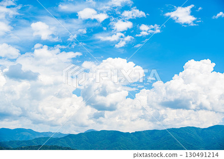 夏日的天空和山景 130491214