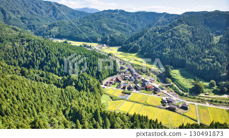 富山縣東部朝日町笹川地區的村莊和周圍山脈的景色 富山縣東部朝日町笹川地區的村莊和周圍山脈的景色 130491873