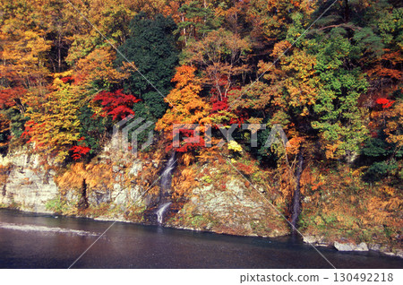 河邊的岩石和秋葉的山脈 130492218