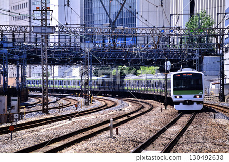 2007 E231 series 500 inner loop train running on the Yamanote Line 130492638