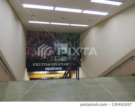 通往食品樓層的樓梯，充滿老式超市的氛圍 130492897