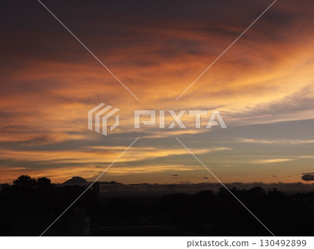 夢幻般的晚霞與富士山：美麗的夜空漸變 130492899