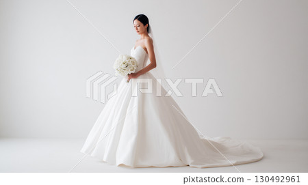 Beautiful bride and shining bouquet 130492961