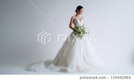 Beautiful bride and shining bouquet 130492968
