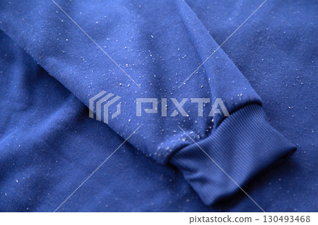 一件起球的舊運動衫 130493468