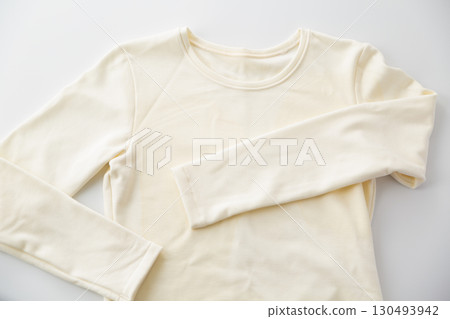 泛黃褪色的白色二手上衣 130493942