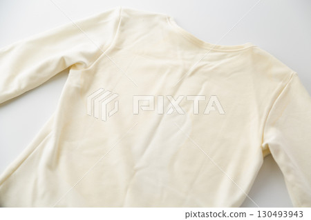 泛黃褪色的白色二手上衣 130493943