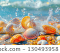 沙灘上的貝殼在海浪的衝擊下閃閃發光 130493958