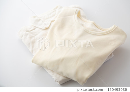 泛黃褪色的白色二手衣服 130493986