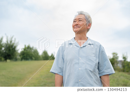 望著遠方的老人 望著遠方的老人 130494213