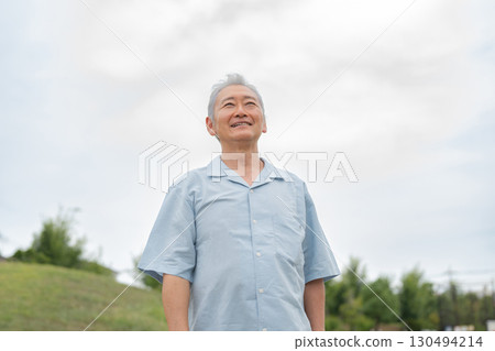 望著遠方的老人 望著遠方的老人 130494214