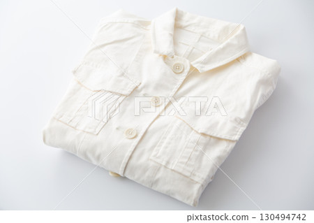 泛黃的白色毛衣 130494742