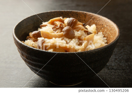 蘑菇煮熟的米飯 130495206