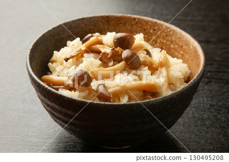 蘑菇煮熟的米飯 130495208