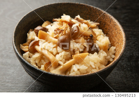 蘑菇煮熟的米飯 蘑菇煮熟的米飯 130495213