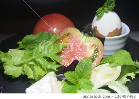 蔬菜沙拉、起司、水煮蛋 130497488