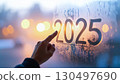 數字「2025」和黃昏時漂浮的指尖/令人聯想到時間流逝的詩意視覺。 130497690