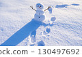 雪原上的小雪人和腳印 / 傳達冬天的喜悅和溫暖的季節素材 130497692