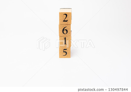 木塊上排列的數位產品攝影 2615 木塊上排列的數位產品攝影 2615 130497844