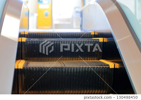 自動扶梯圖像 130498450