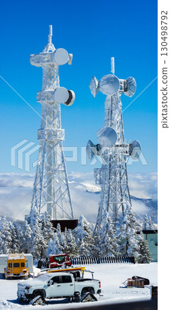 A snow-covered radio tower on a mountaintop with a sea of clouds behind it (Yamanouchi Town, Nagano Prefecture, Yokoteyama) 130498792