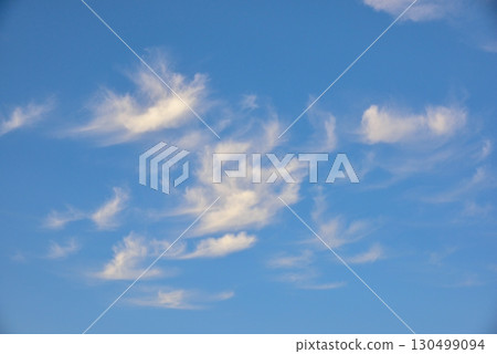 晴朗的秋日天空 130499094