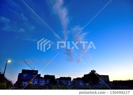 晴朗的秋日天空 130499227