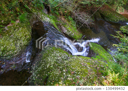 一座神廟的瀑布 130499432