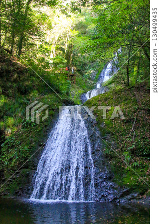 一座神廟的瀑布 一座神廟的瀑布 130499435