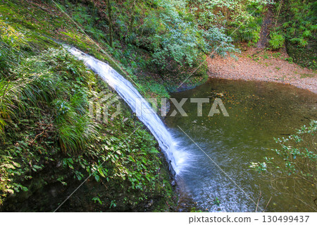 一座神廟的瀑布 一座神廟的瀑布 130499437