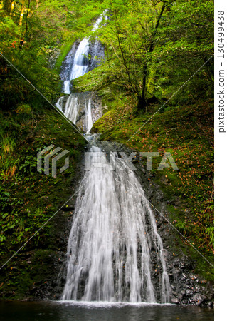 一座神廟的瀑布 130499438