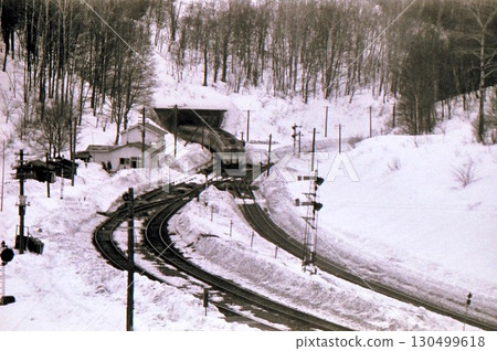 1970年:特快列車「大雪山號」在積雪的之字形道路上行駛,北海道石北本線常右衛門信號站,檔案照片 1970年:特快列車「大雪山號」在積雪的之字形道路上行駛,北海道石北本線常右衛門信號站,檔案照片 130499618