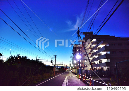 昭島市：藍色時刻鐵路沿線的美麗風景 130499693