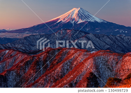從大菩薩山脈的白穀丸眺望日出的富士山 130499729
