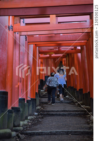 稻荷神社 伏見稻荷大社:15,000 個鳥居,陽光透過樹木灑落,十分美麗 稻荷神社 伏見稻荷大社:15,000 個鳥居,陽光透過樹木灑落,十分美麗 130500125