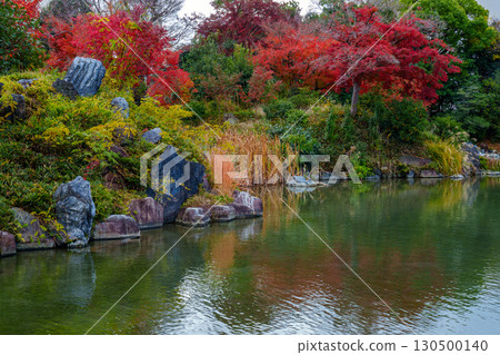 Ingetsu Pond at Shosei-en Garden, colored by autumn leaves 130500140