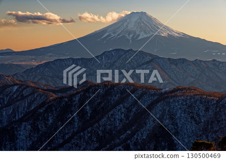 從大菩薩山脈的白谷丸眺望黃昏的富士山 從大菩薩山脈的白谷丸眺望黃昏的富士山 130500469