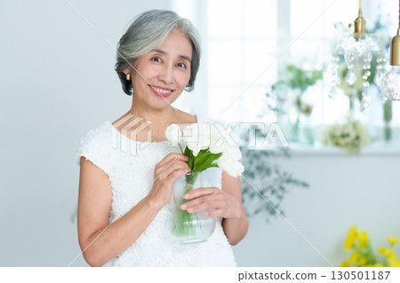 Middle-aged woman artificial flower arrangement Middle-aged woman artificial flower arrangement 130501187