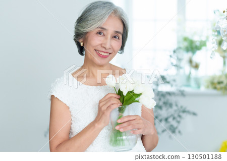 Middle-aged woman artificial flower arrangement 130501188