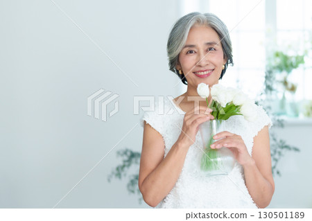 Middle-aged woman artificial flower arrangement Middle-aged woman artificial flower arrangement 130501189