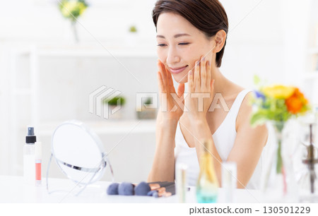 Anti-aging middle female 130501229