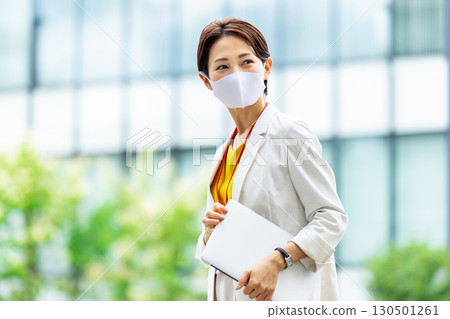 外面的面具女商人 130501261