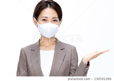 女口罩套裝白色背景 130501268