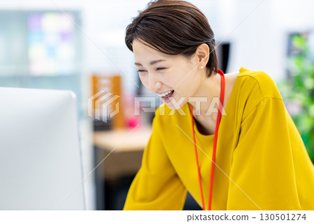 女文書工作中 130501274