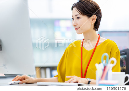 文書工作女性商務中 130501276